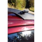 Hobi Hirvipilli eli Hirvivaroitin asennettuna auton kattokaiteeseen.