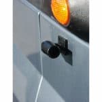 Hobi Hirvipilli eli Hirvivaroitin asennettuna pakettiauton kylkeen.